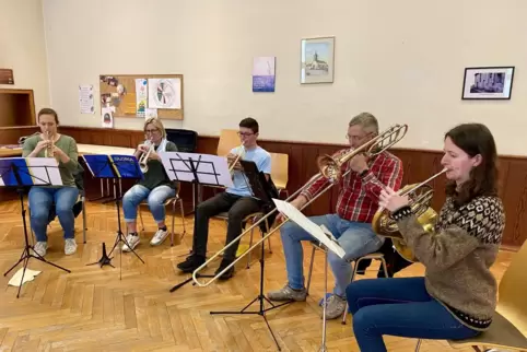 Auch mit halbierter Besetzung ist der Ruchheimer Posaunenchor unter der Leitung von Bärbel Schneider-Wald (Zweite von links) ein