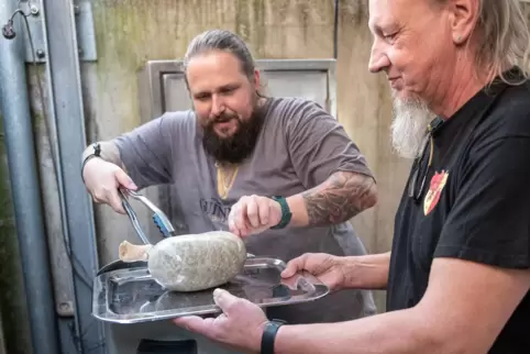 Dominik Götz (links) und Harry Gericke holen einen fertigen Haggis aus dem Kochtopf. 