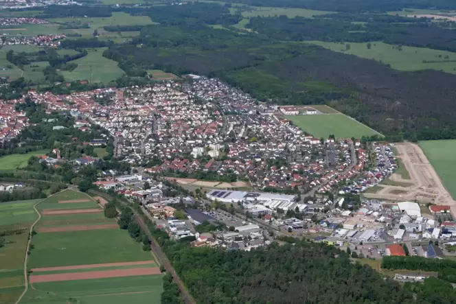 Langfristig soll der CO2-Ausstoß der Bürger der Verbandsgemeinde (das Foto zeigt Bellheim) auf ein Achtel reduziert werden.