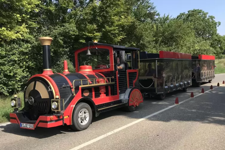 Eine Bimmelbahn pendelt zwischen Ortskern und Festplatz. 