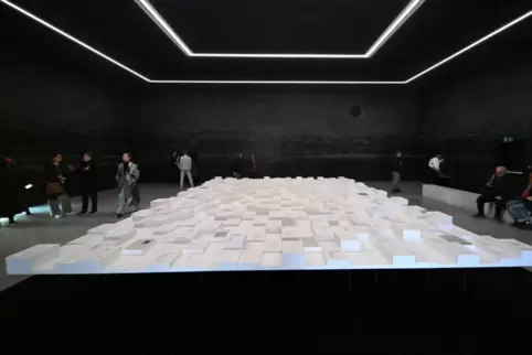 Bester Pavillon: Der australische Beitrag, ein Denkmal für die indigene Bevölkerung mit Kreide an der Wand. Bester Pavillon: Der australische Beitrag, ein Denkmal für die indigene Bevölkerung mit Kreide an der Wand.