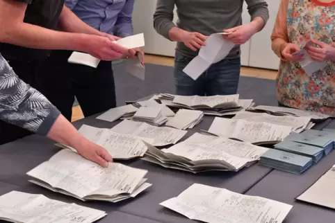Helfende Hände: Bei jeder Wahl brauchen die Verwaltungen Unterstützung von freiwilligen Wahlhelfern. 