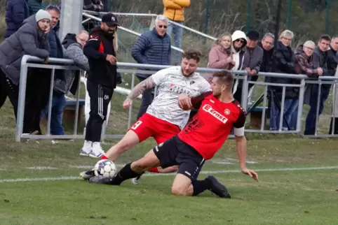  Marcel Meinen (links), hier im Hinspiel gegen Zweibrückens Tobias Schön, traf zwar in der Schlussphase doppelt für den TuS Stei