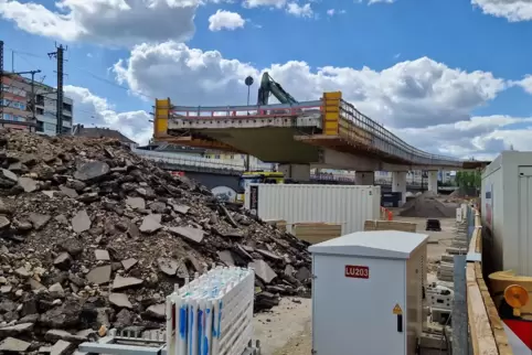 Auch über den Wiederaufbau der Hochstraße Süd (bis Anfang 2026) wird informiert. 