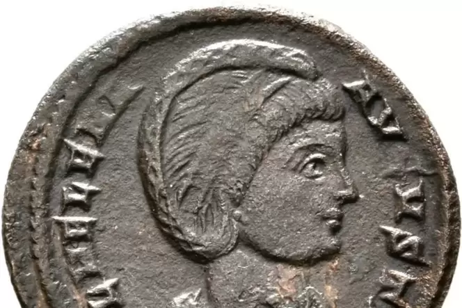 Eine Münze der Helena, der Mutter Konstantins des Großen.