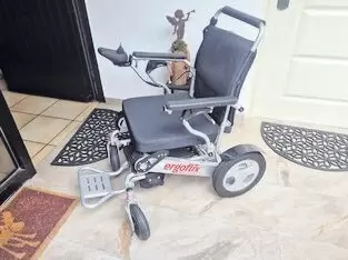 elektrischer Rollstuhl, L/L plus, mit Zubehör,  faltbar, Aluminium, Gewicht 23,5 kg + 2,5 kg. Akku Alter: 3 Jahre, wenig gebrauc