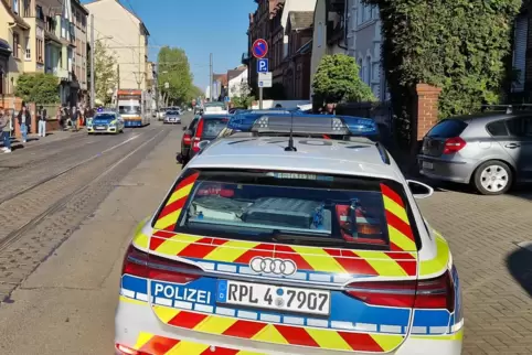 DIe Polizei bei der Unfallaufnahme in der Frankenthaler Straße.