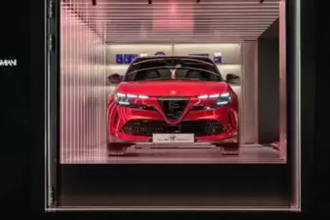 Wer im Glashaus aussteht: Alfa Romeo Junior, vormals Milano. Wer im Glashaus aussteht: Alfa Romeo Junior, vormals Milano.