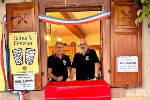 Schorle-Fenster beim Altstadtfest: Die Lions-Aktiven um Hanno Gerwin (links) und Günter Flory hoffen auf Erlöse für das Hilfswer