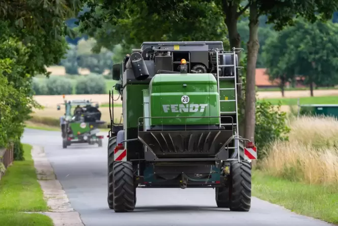 Übergroße landwirtschaftliche Maschinen sind immer öfter auf den Straßen zu sehen.