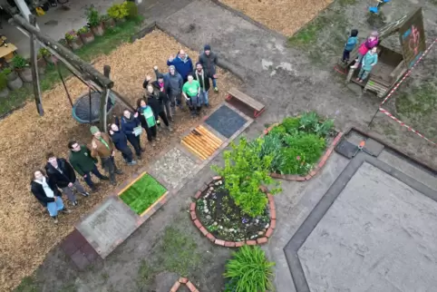 Die Pfadfinder aus Maxdorf haben im katholischen Kindergarten St. Hildegard in Niederfeld einen Barfußpfad angelegt.