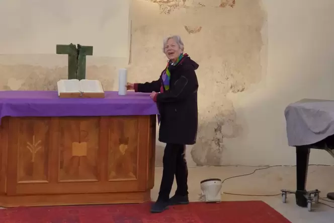 Ursula Baade in »ihrer« Alten Winzinger Kirche.