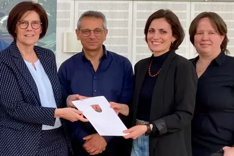 Nehmen den Förderbescheid von Petra Dick-Walther entgegen: (von rechts) Silke Sturm und Nicole Ludwar. Ebenfalls zu sehen ist To