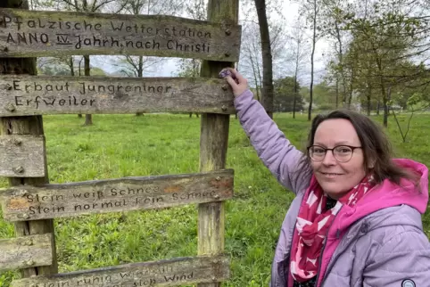 Tina Burkhart-Luckow legt einen ihrer Wandersteine am Grenzplätzl zwischen Dahn und Erfweiler aus. 