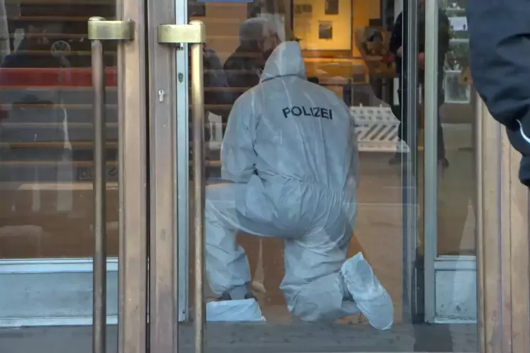 Der Tatort wurde gesichert und Proben genommen. 