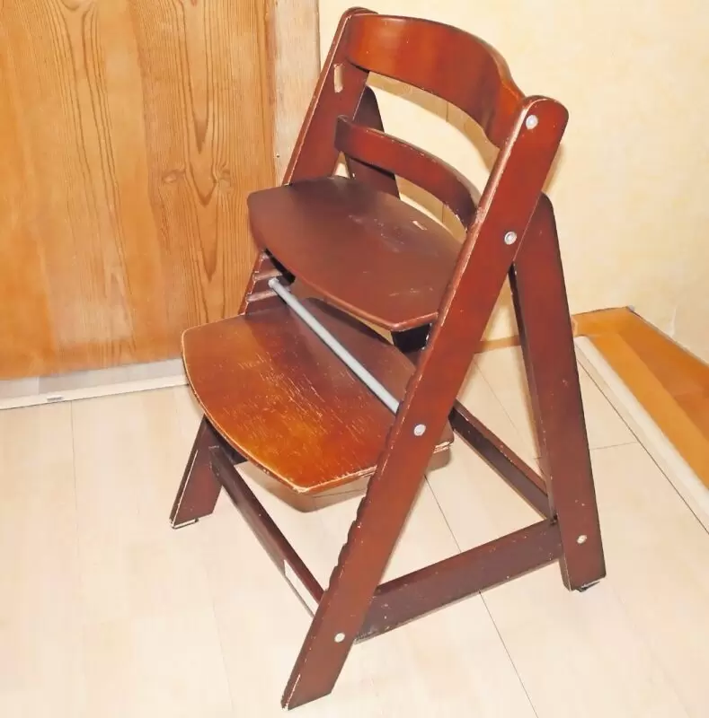 Schöner Kinderstuhl aus Massivholz mit Sitzfläche und Fußbrett. Auf verschiedene Größen einstellbar, mit üblichen Gebrauchsspure