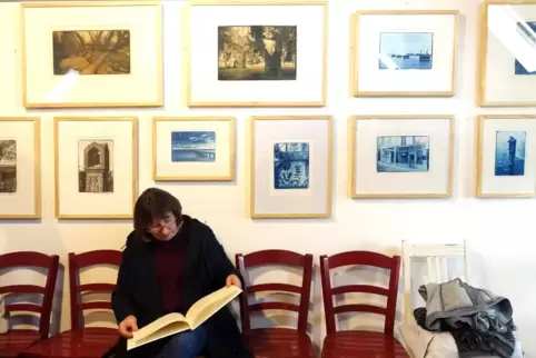 „Hören und Sehen“ heißt die neue Ausstellung im Mackenbacher Atelier Wild. Auch das Nachlesen und das Blättern in Katalogen habe