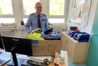 Helmut Landwich hat schon eine Kiste gepackt. Die Dienstkleidung muss er in Enkenbach abgeben. 