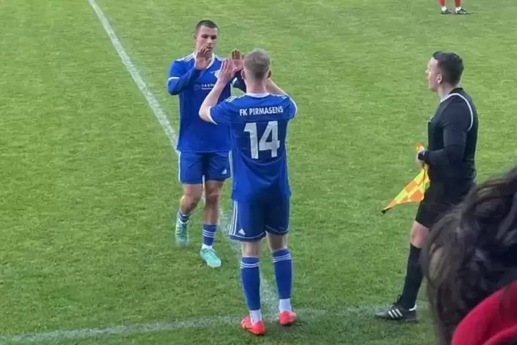 Der ersehnte Moment: Michael Wiktorski kommt in Idar-Oberstein f&uuml;r Corvin Ayers auf den Platz.