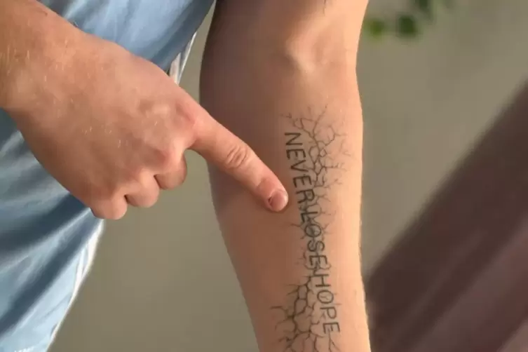 Verliere niemals die Hoffnung &ndash; dieses Motto steht auf Michael Wiktorskis Arm.