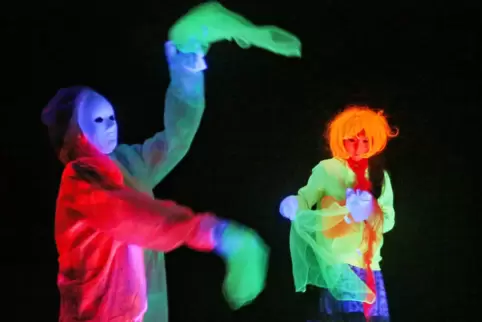  „The greatest Show“: Die Theater-AG der Janusz-Korczak-Schule präsentierte ein Schwarzlicht-Theaterstück. 