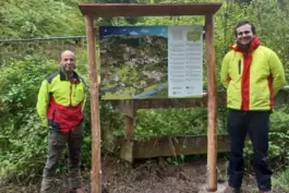 Die beiden Forstwirte Stefan Hoffmann (links) und Jakob Großmann bauen und stellen die Trägerrahmen für die neuen Wimmelbilder a