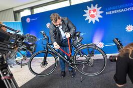 Der Leiter der Kampagne „Protect your Bike“ (Schütze dein Rad) der Polizei Niedersachsen, Kriminaloberkommissar Dennis Mroz, dem