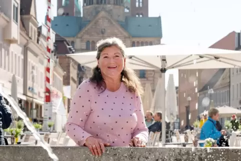 Mit dem Dom im Hintergrund: langjährige Frauenbund-Vorsitzende Anna Altinger.