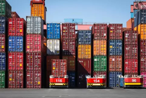 Containerlieferungen: Große Unternehmen müssen künftig die Einhaltung von Umwelt- und Sozialstandards auch bei Lieferanten überw
