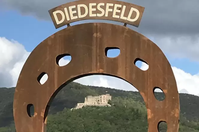 Mit Blick aufs Hambacher Schloss: Hufeisen am südlichen Ortseingang von Diedesfeld.