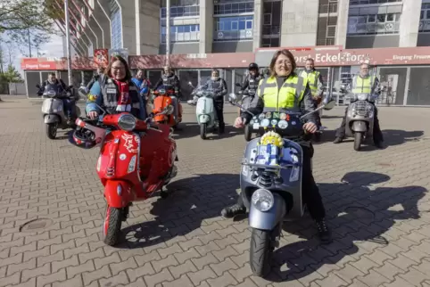 Zehn Vespas vorm Fritz-Walter-Stadion. Die Gespanne haben auf ihrem Trip einige Blicke auf sich gezogen.
