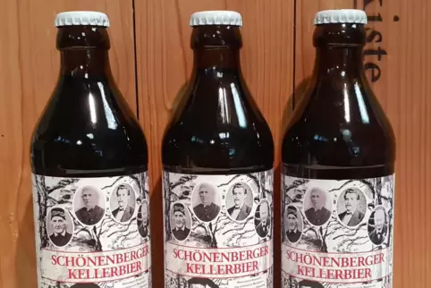 Die ehemaligen Bierbrauer der Südkreis-Gemeinde zieren die Flaschen des „Schönenberger Kellerbiers".