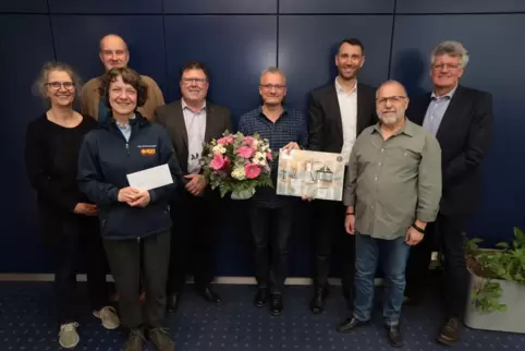 Bei der Übergabe der Lions-Spenden: Ute Vanhöf (Hebamme am Kreiskrankenhaus Grünstadt), Thomas Hauck (Vereins Römischer Vicus Ei