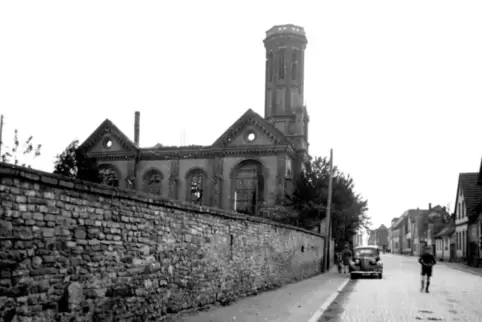 Nach dem Bombenangriff: die protestantische Kirche in Mechtersheim. Sie wurde nach dem Krieg in veränderter Form wiederaufgebaut