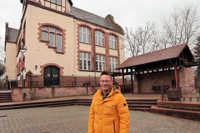 Vor dem bisherigen Schulgebäude: Kirchheims Bürgermeister Kay Kronemayer (FWG) .