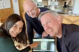 Ortsvorsteherin Stefanie Eyrisch, Tegro-Chef Tobias Weidler und Bürgermeister Michael Maas staunen über das schnelle Internet in