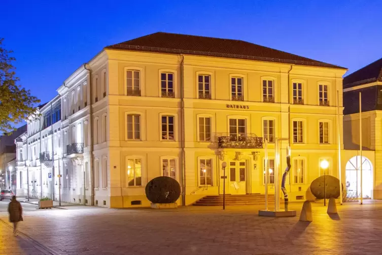 Im Rathaus befindet sich der Sitzungssaal für den Stadtrat.