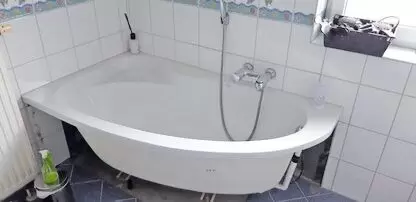 Verkaufe eine gebrauchte Badewanne ( Acryl), ein gebrauchter Waschtisch mit Unterschrank  ohne Armaturen, Heizkörper. Für Selbst