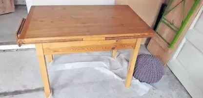 Verkaufe einen ca. 75 Jahre alten Esstisch, Tisch ist ausziehbar und hat auf einer Seite eine Schublade. Tisch ist in einem gute