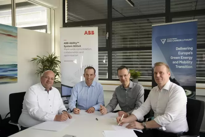 Vertragsunterzeichnung (von links nach rechts): Carsten Bachg (Vulcan), Michael Marti (ABB), Markus Ritzauer (Vulcan), Staffan S