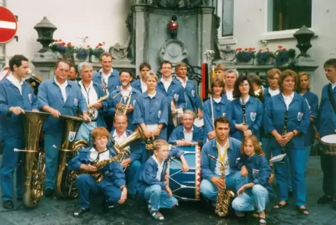 Gruppenbild mit Manneken Pis: Der Musikverein Leistadt 1994 bei einer Konzertfahrt in die belgische Hauptstadt Brüssel.