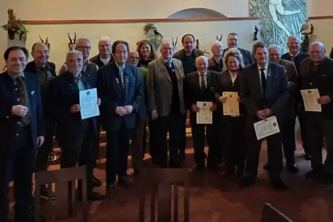 Zahlreiche Jäger halten der Kreisgruppe im Landesjagdverband seit Jahrzehnten die Treue und wurden dafür geehrt. 