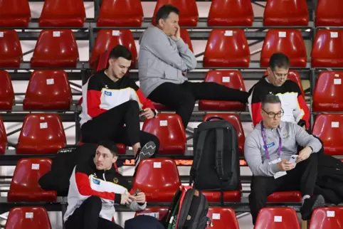 Schon raus: Die deutschen Turner um Bundestrainer Valeri Belenki (Mitte rechts) bei der EM in Rimini. 