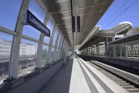 Die 14-Jährigen hatten auf dem Bahnsteig geraucht und fielen deshalb der Polizei auf.