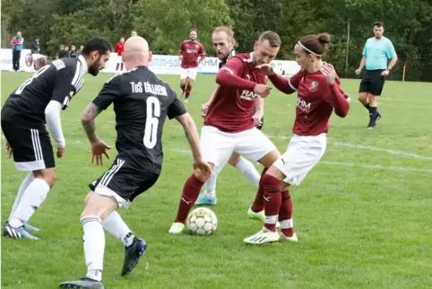 Gewühl im Hinspiel vor dem Göllheimer Tor: Arda Hüseyin Özkan, Daniel Fattler (beide Göllheim) sowie Michael Hammerschmidt und M