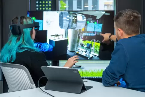 Den Umgang mit der Datenbrille übte eine Schülerin.