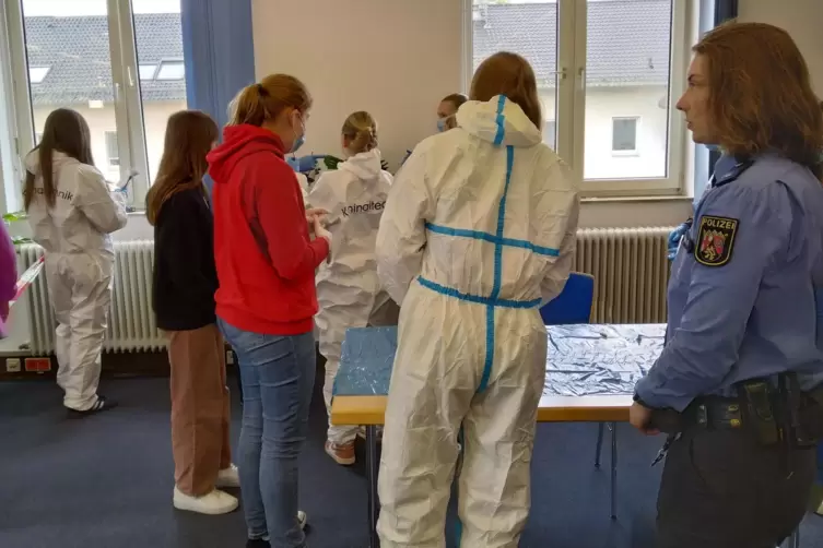 Die M&auml;dchen sicherten Spuren im Polizeipr&auml;sidium.