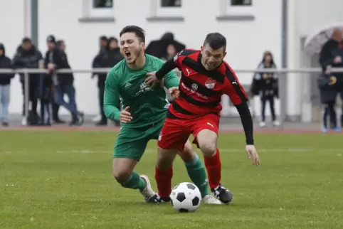 Dennis Kladnicanin (links), hier gegen Fehrbachs Jonas Lorett, traf vergangenes Wochenende spät für Kirchheimbolanden zum 1:1.