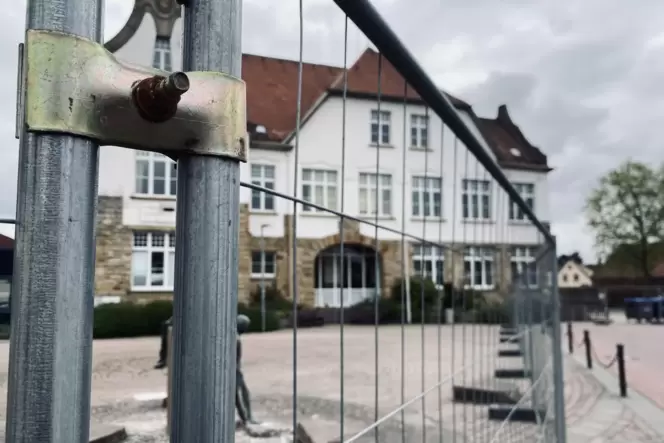 Der Bauzaun zur Begrenzung des provisorischen Pausenhofs steht, die Verkehrsschilder wegen Umleitung und Parkverboten noch nicht Der Bauzaun zur Begrenzung des provisorischen Pausenhofs steht, die Verkehrsschilder wegen Umleitung und Parkverboten noch nicht