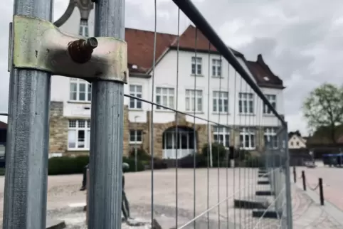 Der Bauzaun zur Begrenzung des provisorischen Pausenhofs steht, die Verkehrsschilder wegen Umleitung und Parkverboten noch nicht